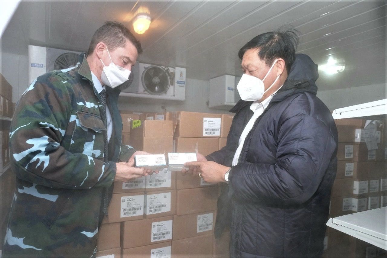 Phó đại sứ Mark Tattersall và Thứ trưởng Bộ Y tế Đỗ Xuân Tuyên tại kho lạnh lưu trữ vắc-xin COVID-19