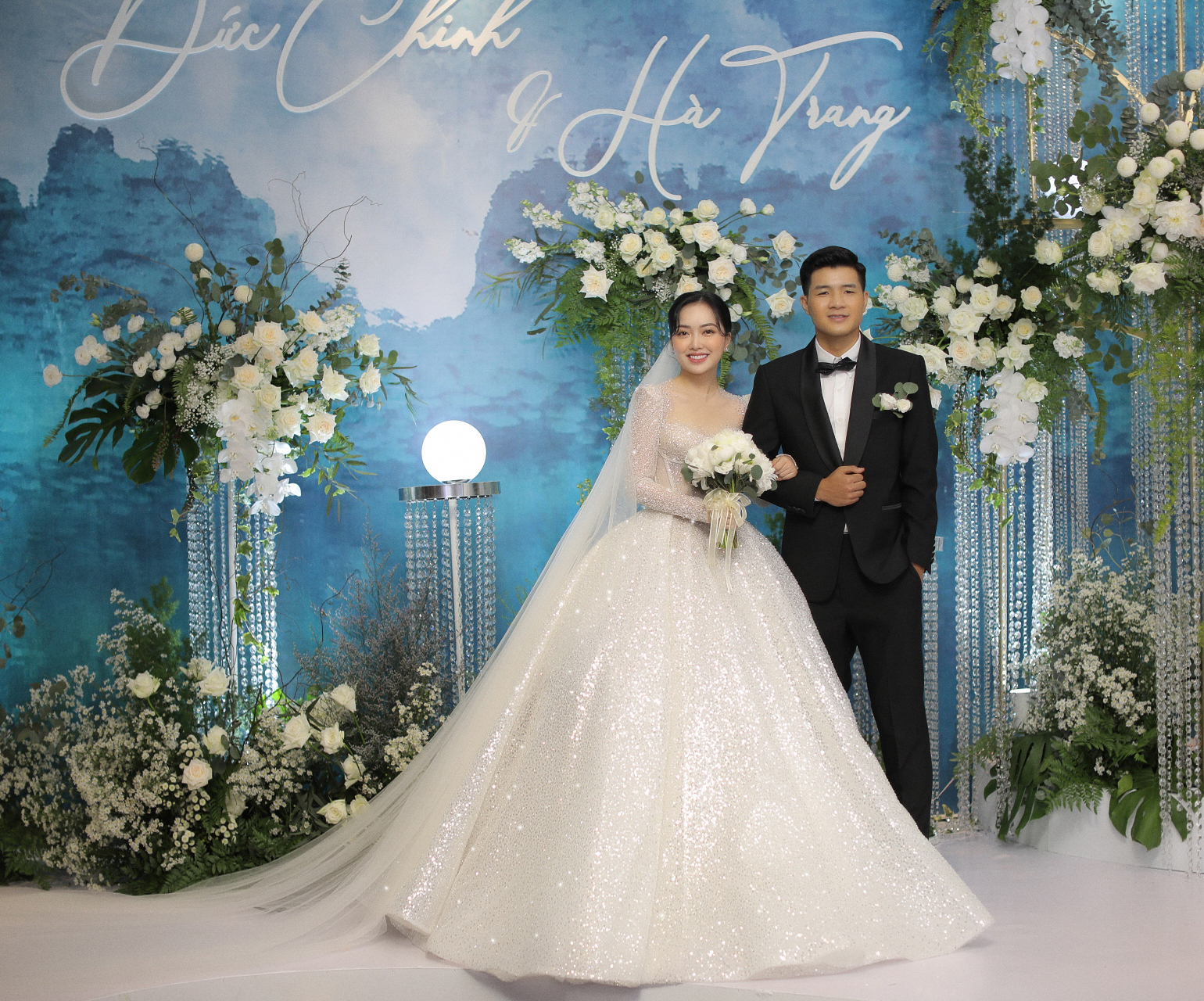 Trong tiệc cưới, Mai Hà Trang - vợ cầu thủ Hà Đức Chinh diện váy trắng 