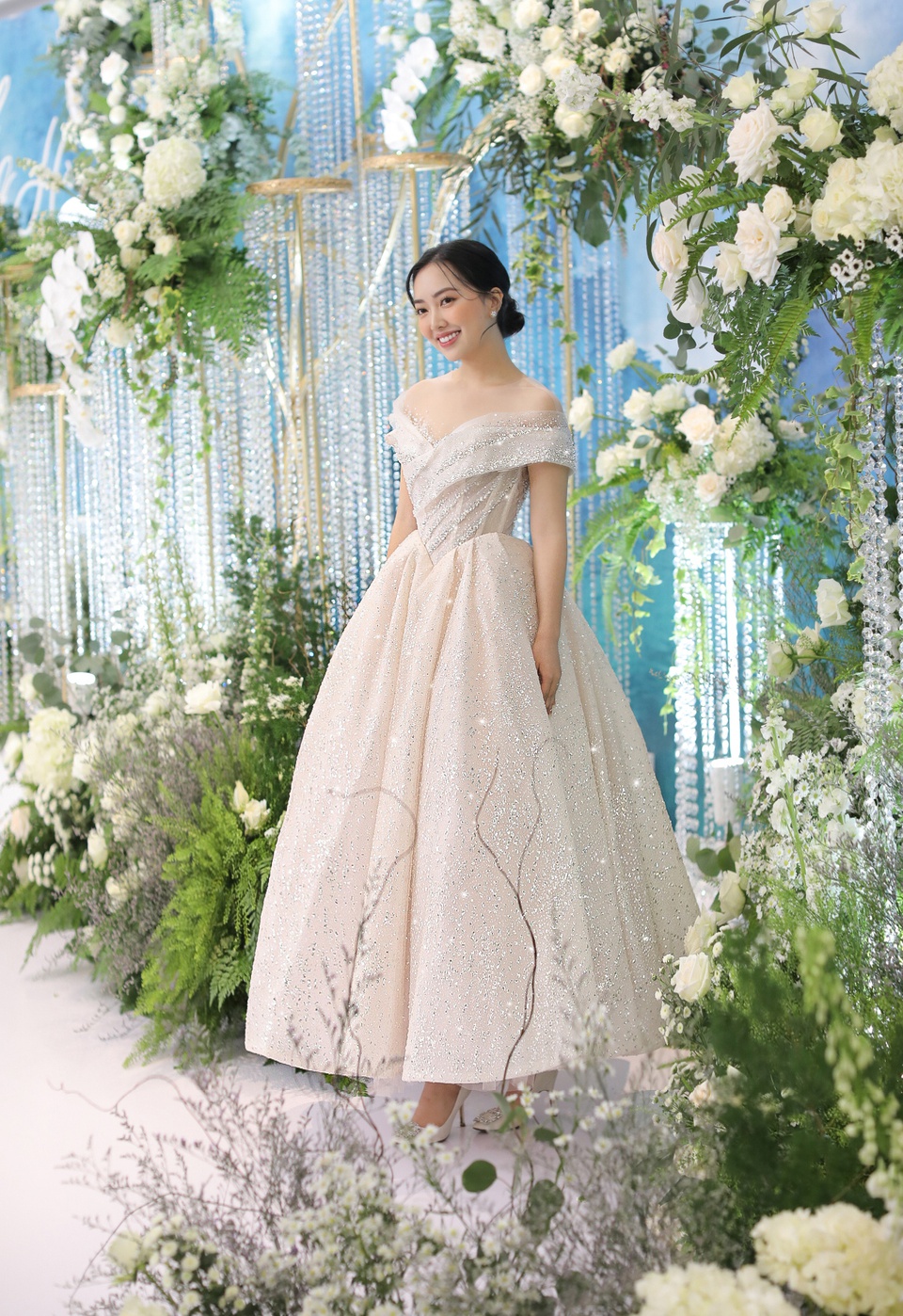 Trong tiệc, Mai Hà Trang diện váy gọn gàng hơn. Váy được đính đá preciosa và pha lê