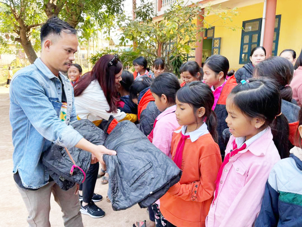 Hồ Ngởi trong một lần cùng các nhà hảo tâm tặng áo ấm cho trẻ em miền núi
