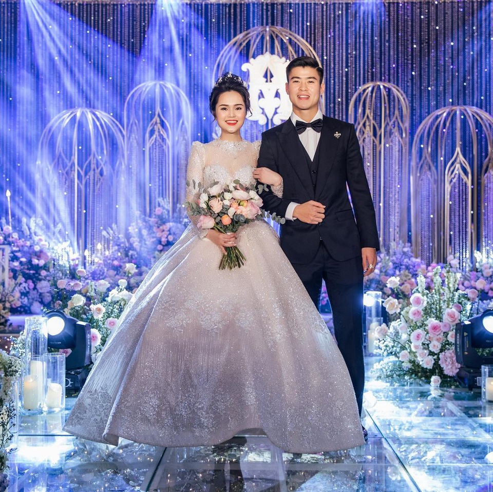 Quỳnh Anh - vợ cầu thủ Duy Mạnh diện váy cưới của NTK Phương Linh trong tiệc cưới vào tháng 2/2020. 