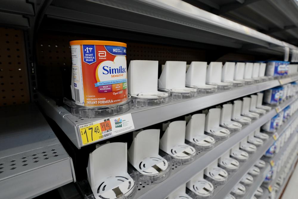 Các kệ hàng thường chứa đầy sữa bột trẻ em hầu như trống rỗng tại một cửa hàng ở San Antonio