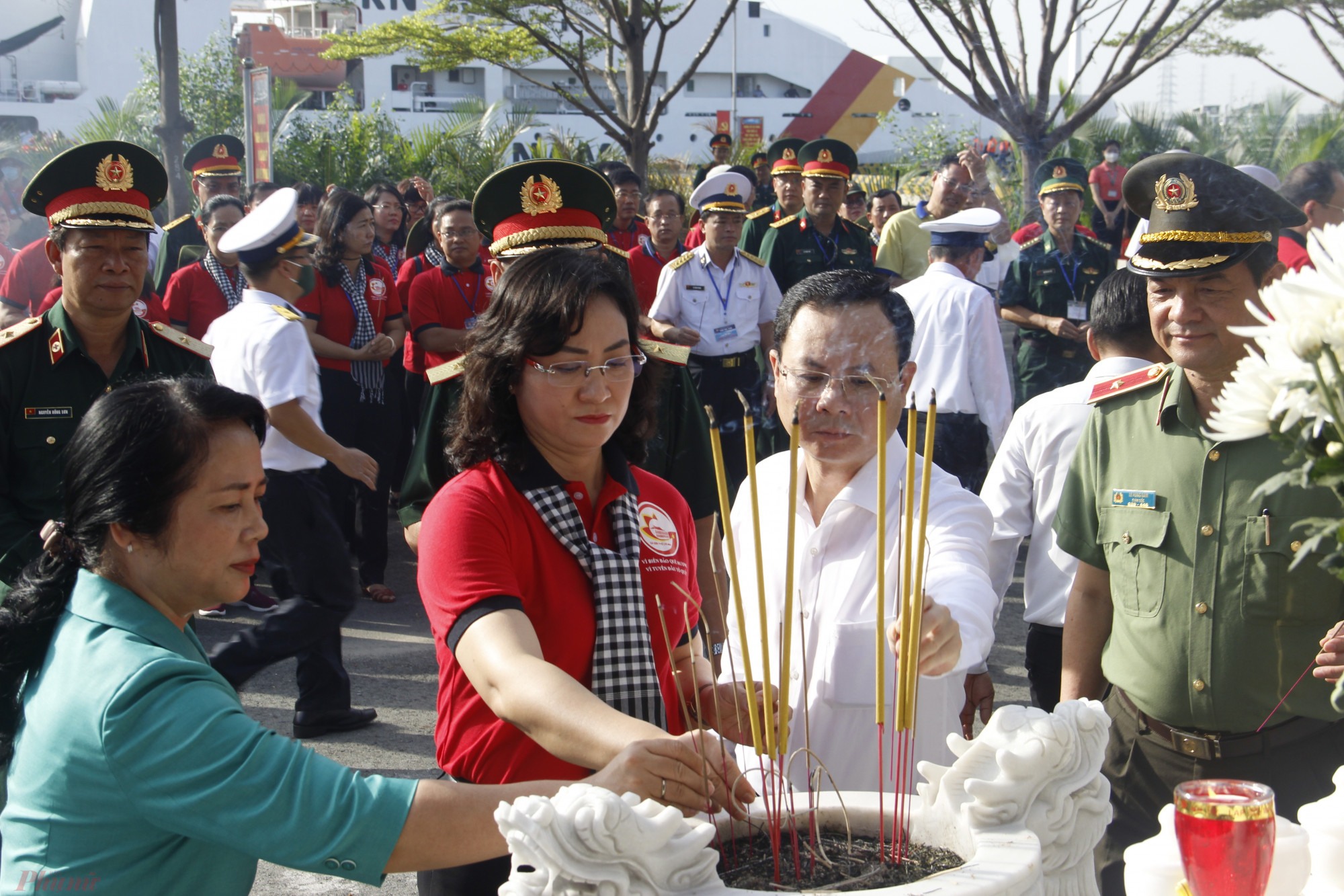 Phó Chủ tịch UBND TPHCM Phan Thị Thắng (thứ 2 từ trái sang) dâng hương tưởng niệm các liệt sĩ “Đoàn tàu không số”.