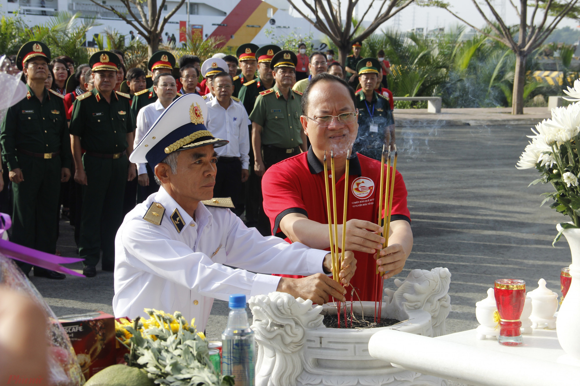 Chuẩn đô đốc Lương Việt Hùng và Phó Bí thư Thành ủy TPHCM Nguyễn Hồ Hải thắp hương tưởng niệm.