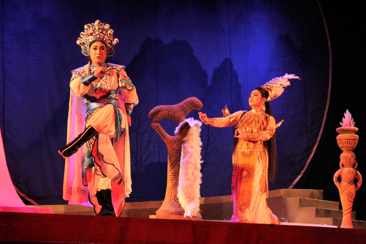 Hai nghệ sĩ Bảo Châu và Ngọc Giàu thuộc lứa nghệ sĩ được Nhà hát đào tạo truyền nghề đầu tiên từ khoảng năm 2001 – 2002 khi cả hai vẫn còn ở tuổi thiếu niên, nay đều là những trụ cột của Nhà hát.