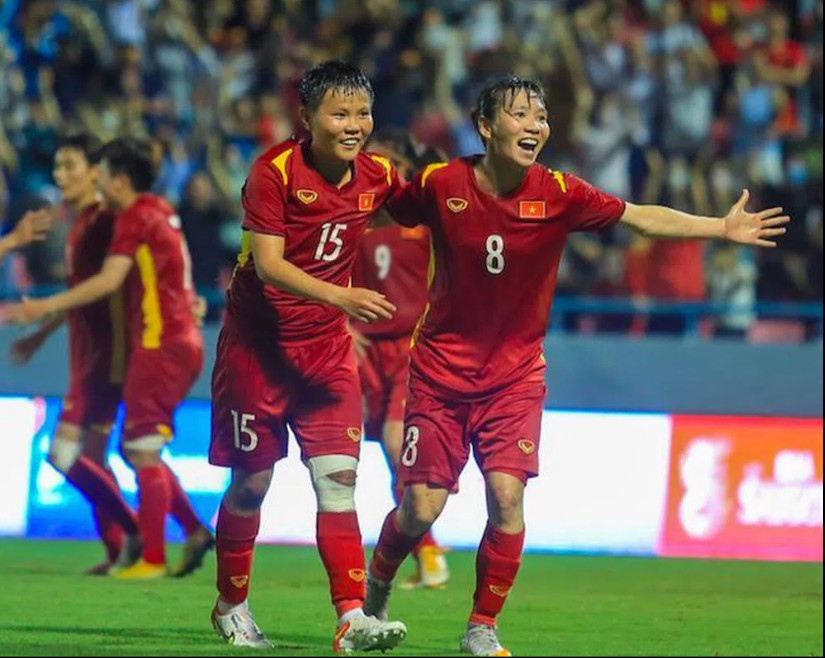 Thùy Trang (số 8) ghi bàn nâng tỉ số 2-1 cho tuyển nữ Việt Nam (Ảnh: VFF)