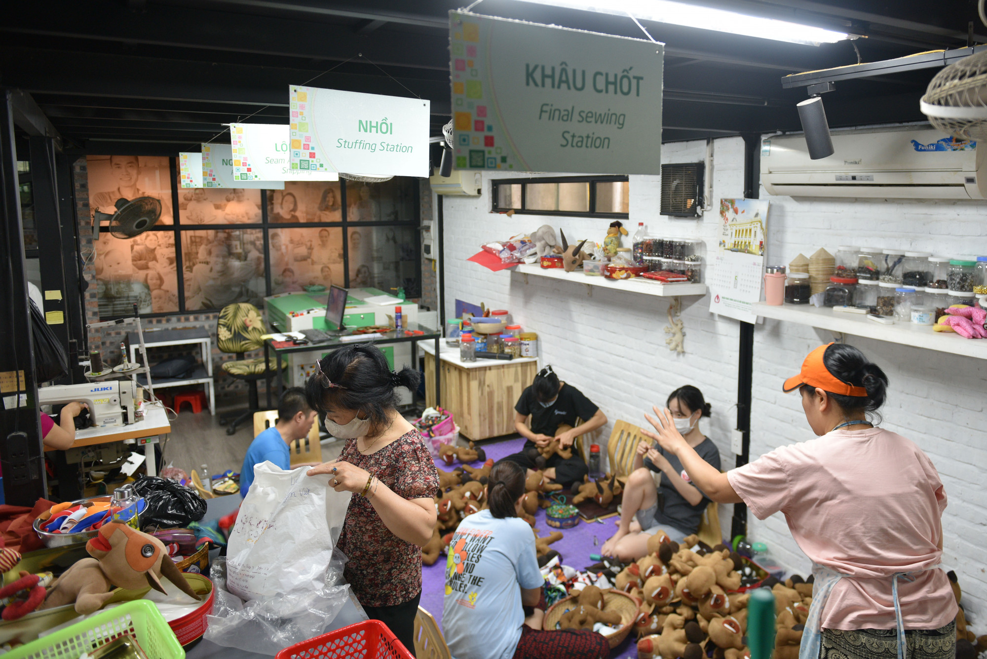 Trước đó, Kym Việt đã liên lạc với Ban tổ chức SEA Games 31 để xin phép sản xuất búp bê linh vật Sao La. 