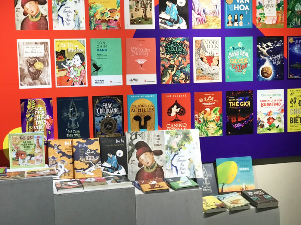 Một góc trưng bày của Nhà xuất bản Kim Đồng tại triển lãm Nghệ thuật bìa sách Việt Nam 2022