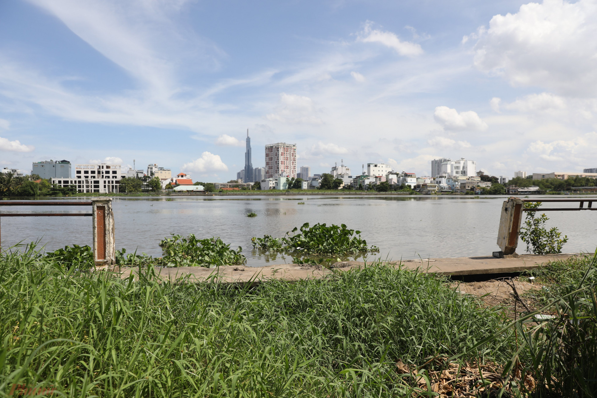Phóng viên báo Phụ Nữ TPHCM ghi nhận tại bờ kè trên sông Sài Gòn, đoạn qua đường 18 (phường Hiệp Bình Chánh, TP Thủ Đức), 200 m phần lan can bêtông và sắt thép cao khoảng 1,5 m không còn nguyên vẹn. 