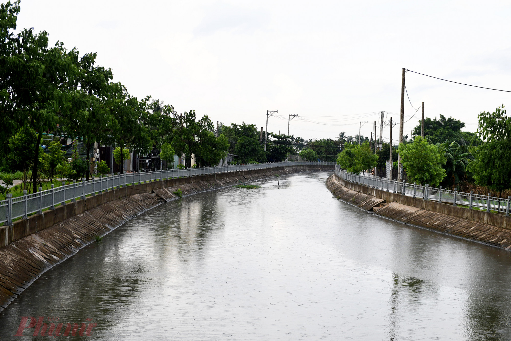 Hiện nay, TPHCM đang là một trong những địa phương có hệ thống sông ngòi dày đặc. Tuy nhiên, nhiều kẻ gian sẵn sàng lấy cắp các thành lan can bảo vệ khiến nhiều vụ tai nạn thương tâm xảy ra. 