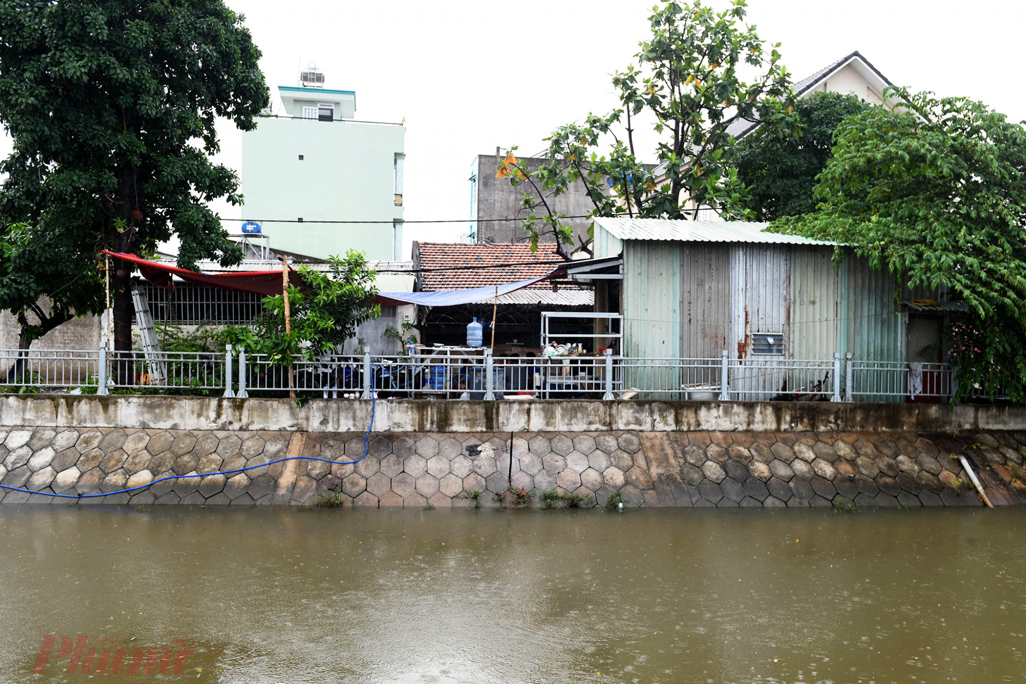 Khu vực nhà của hai em nhỏ nằm sát bờ kênh Sơ Rơ. Trước khi vụ tai nạn thương tâm xảy ra, đoạn lan can dài gần 3 m, cao khoảng 70 cm bị khuyết cạnh, trong khi bờ kênh được kè đá dốc thẳng đứng. Sau sự cố, chính quyền địa phương đã lắp lại 5 chỗ khuyết lan can dọc kênh để đảm bảo an toàn.