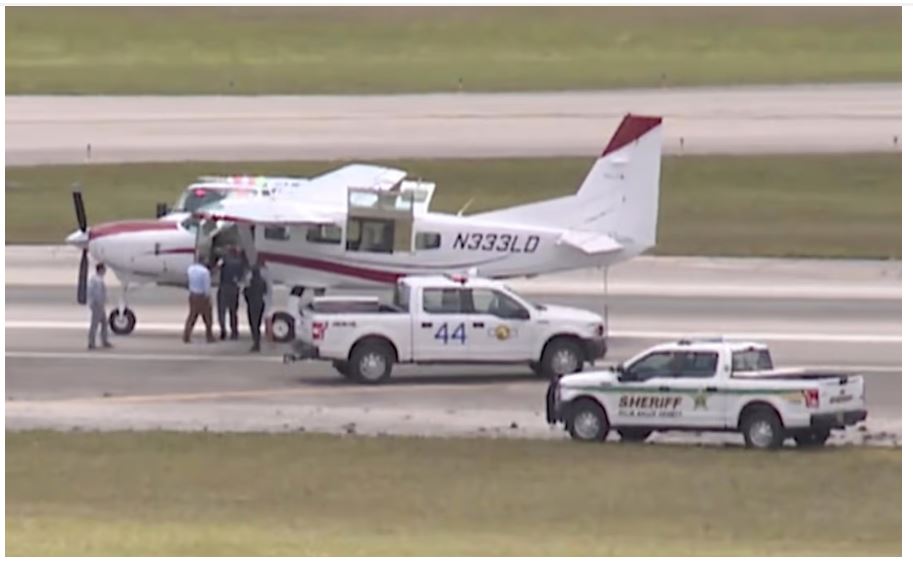 Các nhân viên lập tức tiếp cận chiếc Cessna 208 sau khi nó hạ cánh an toàn  tại Sân bay Quốc tế Palm Beach ở Florida
