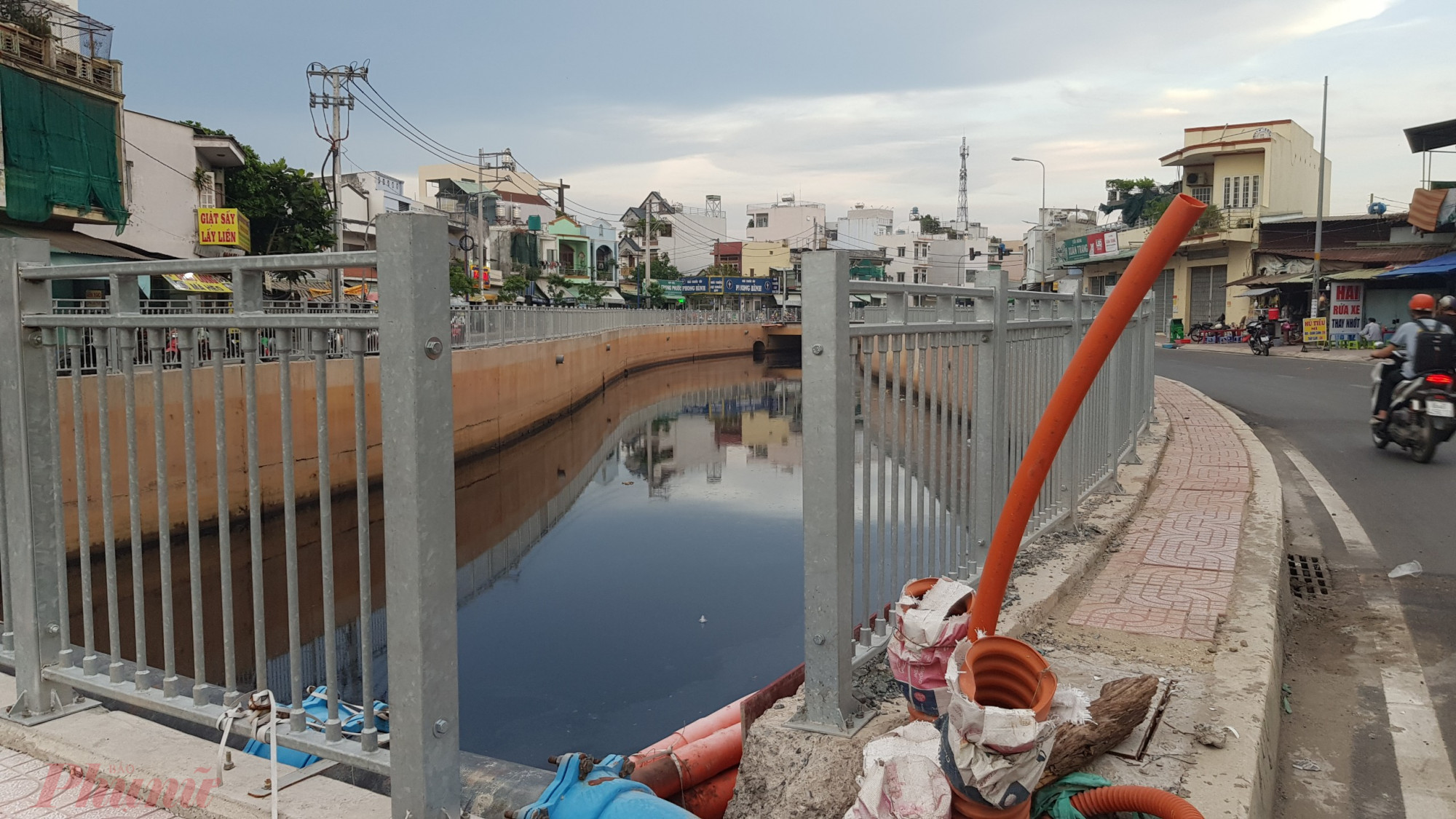 Tuy nhiên, vẫn còn một khoảng trống rộng gần một mét giữa hai đoạn lan can vẫn chưa được rào chắn.