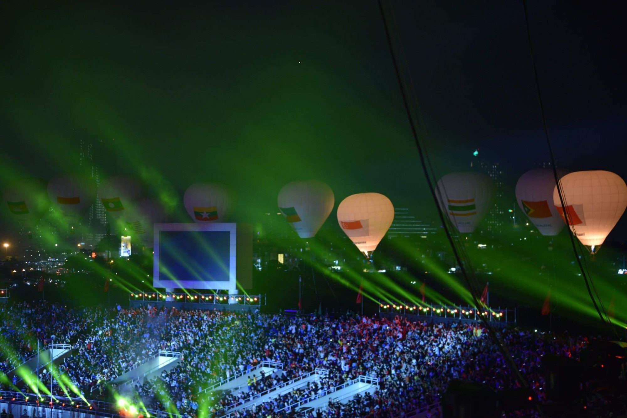 Khinh khí cầu có cờ các nước tham dự SEA Games 31 bay lên từ SVĐ Mỹ Đình