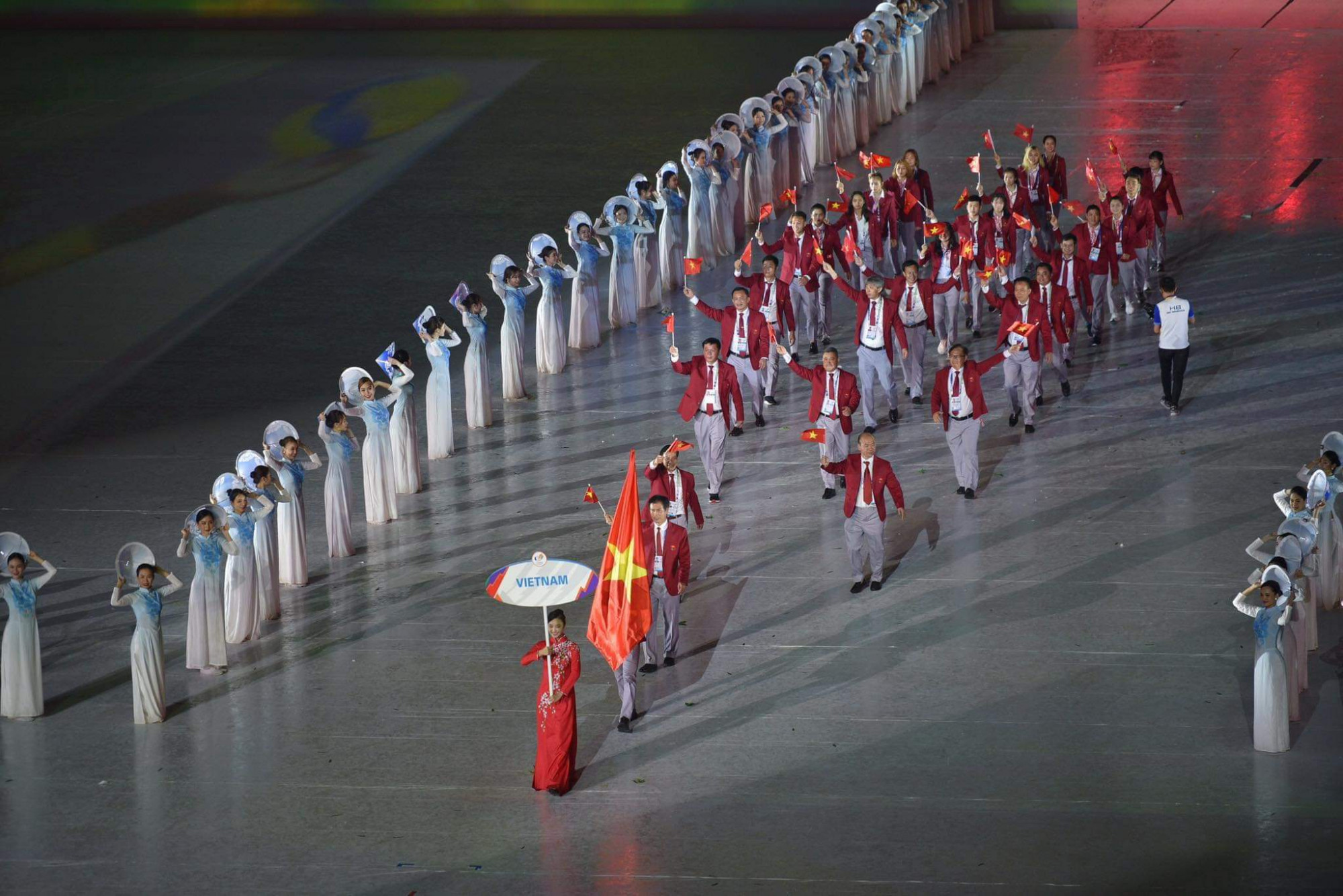 Đoàn Thể thao Việt Nam tham dự SEA Games 31 diễu hành qua sân khấu