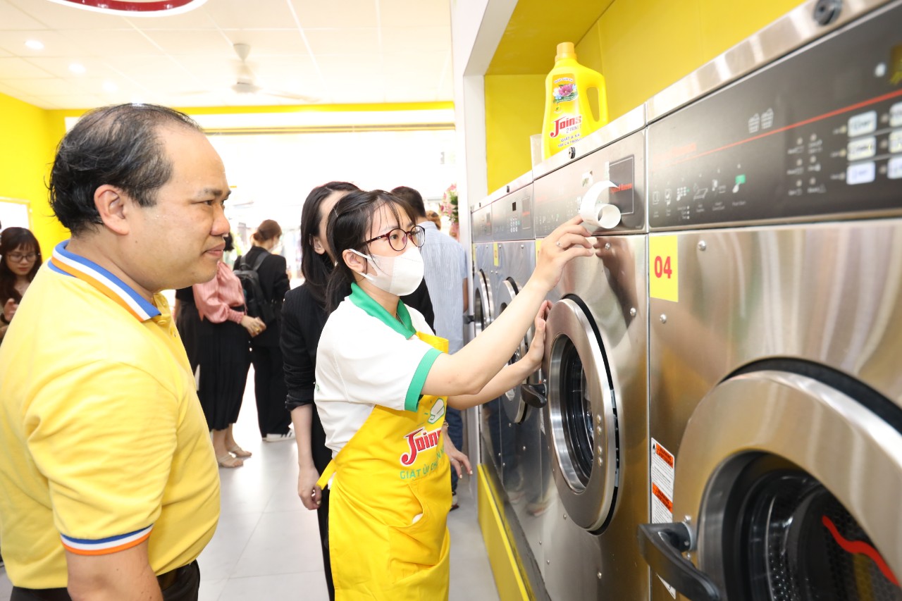Ông Trương Công Thắng - Tổng giám đốc Công ty The CrownX tham quan quy trình giặt ủi chuẩn công nghệ châu Âu