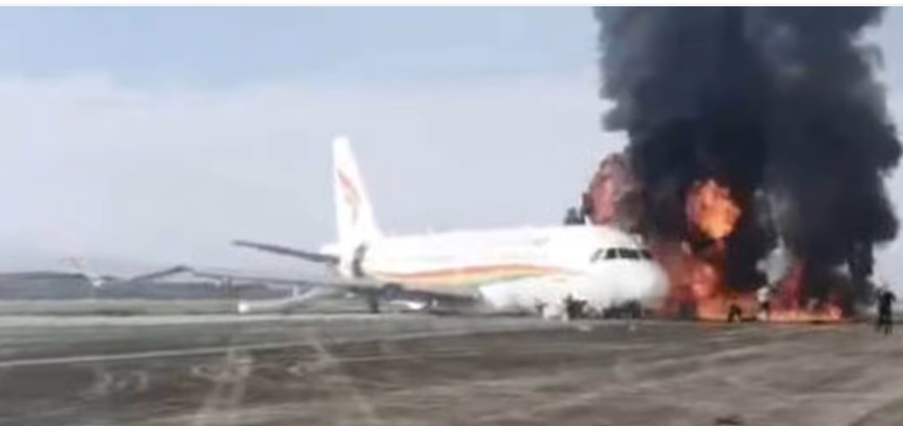 Ngọn lửa và khói bốc lên từ máy bay. Ảnh: Weibo