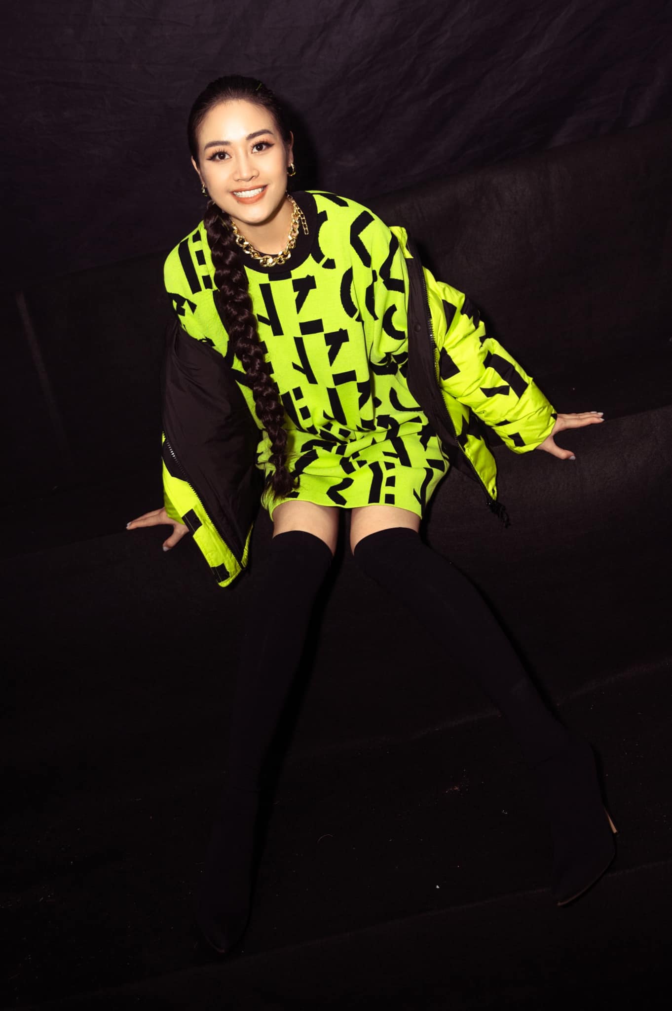 Nữ MC nhanh chóng bắt nhịp xu hướng màu neon được ưa chuộng vào năm 2021 khi dẫn một chương trình giải trí. 