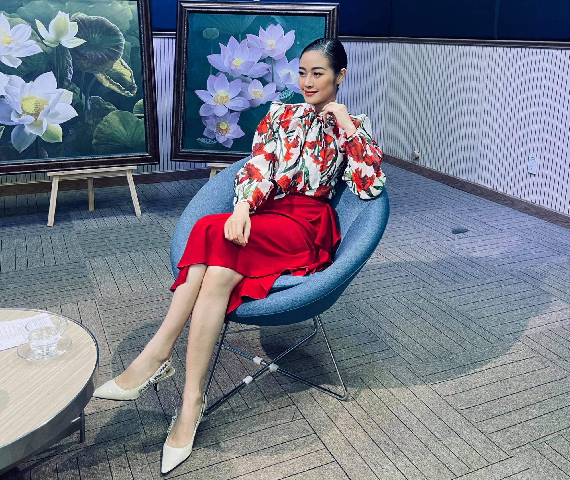 Trong các chương trình truyền hình, Phí Linh thường xuất hiện với đầm, áo sơ mi phối chân váy thanh lịch, sang trọng. 