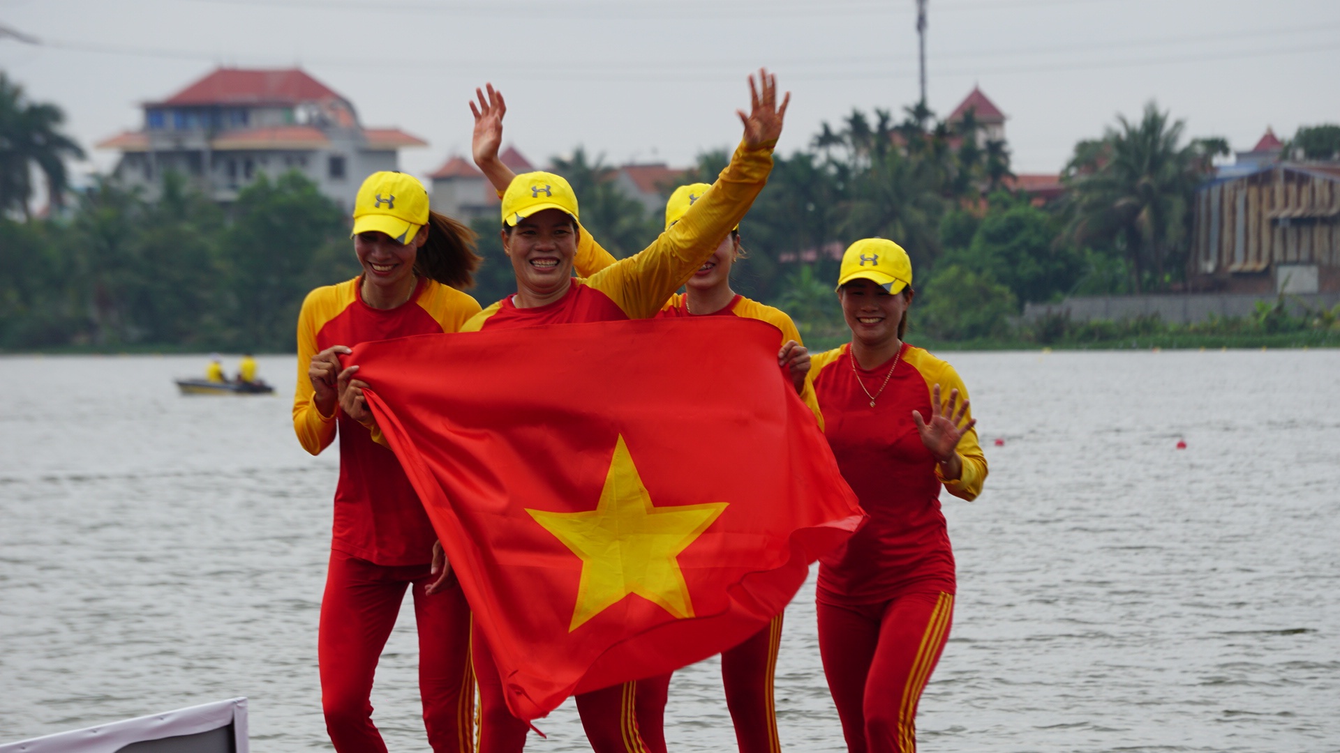 Các cô gái bộ môn rowing nội dung thuyền 4 nữ hạng nặng mái chèo đôi cũng góp công đưa Việt Nam lên ngôi đầu bảng xếp hạng huy chương SEA Games 31