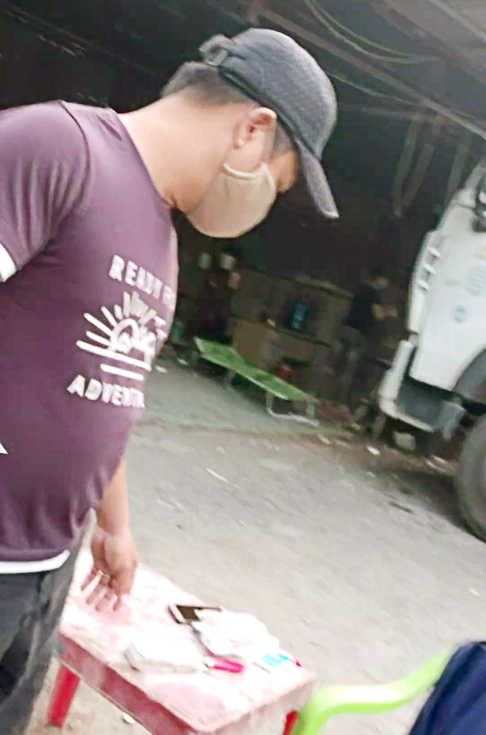Một thanh niên thường xuyên đứng trước cửa bãi xe 96 Nguyễn Thế Truyện thu tiền người dân - - Ảnh: H.L.