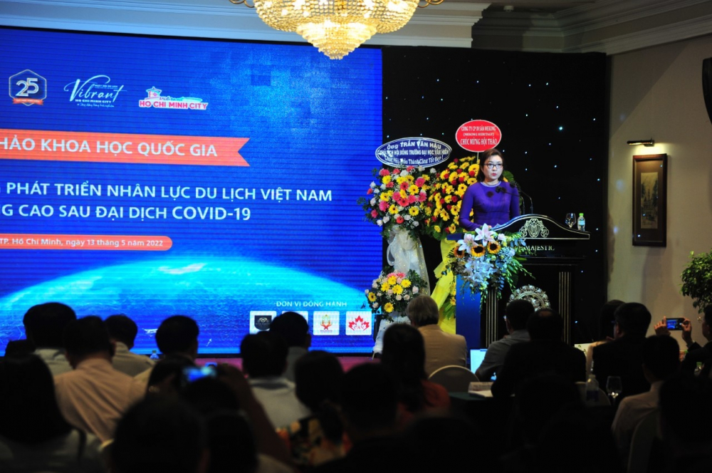 Bà Phan Thị Ngọc Hiếu - Phó Giám đốc Sở Du lịch TPHCM báo cáo tại Hội thảo khoa học quốc giá về phát triển nguồn nhân lực du lịch hậu dịch COVID-19. 