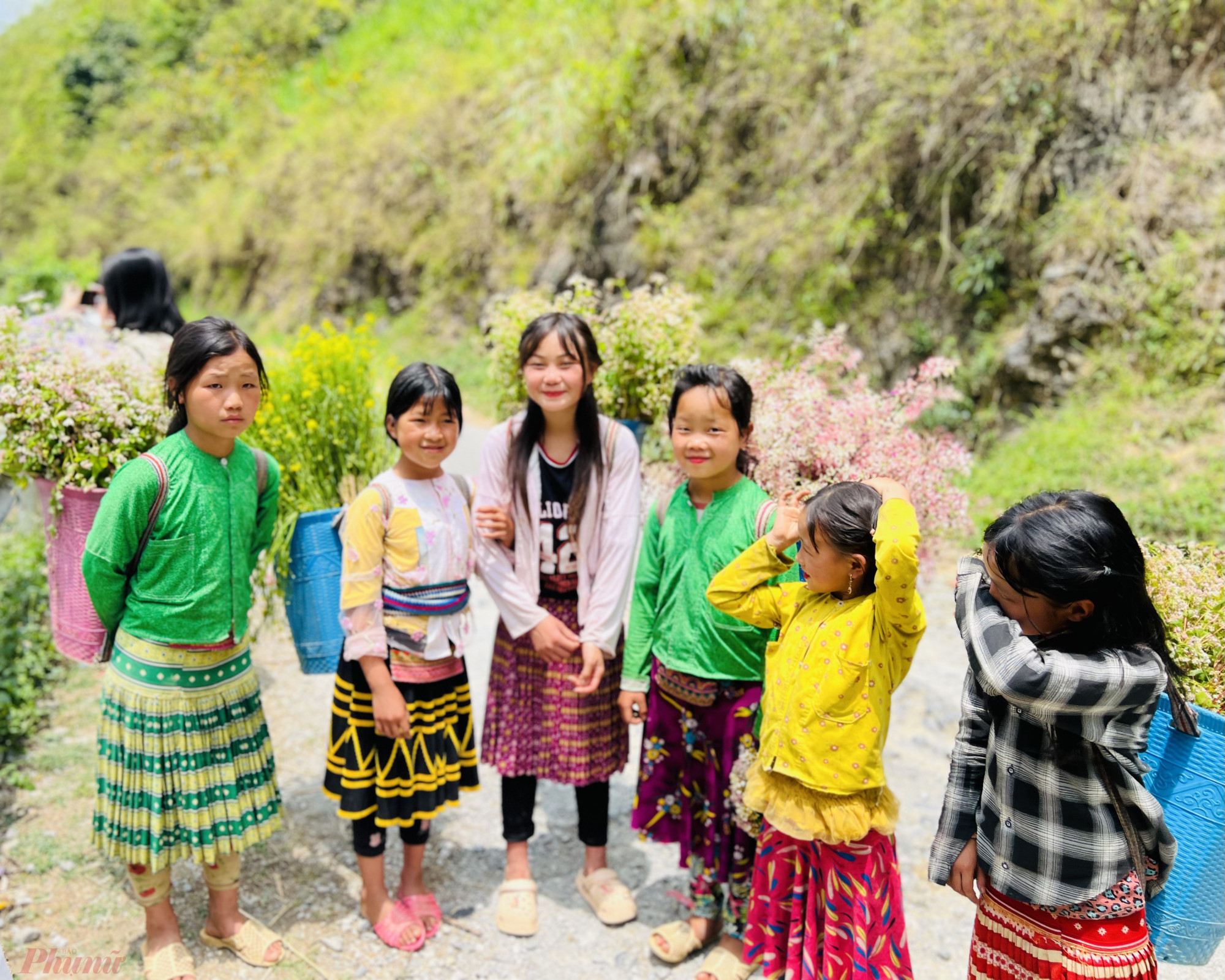 Tại khu vực dốc có những em bé người dân tộc mặc những bộ trang phục sặc sỡ để chụp ảnh cùng du khách.