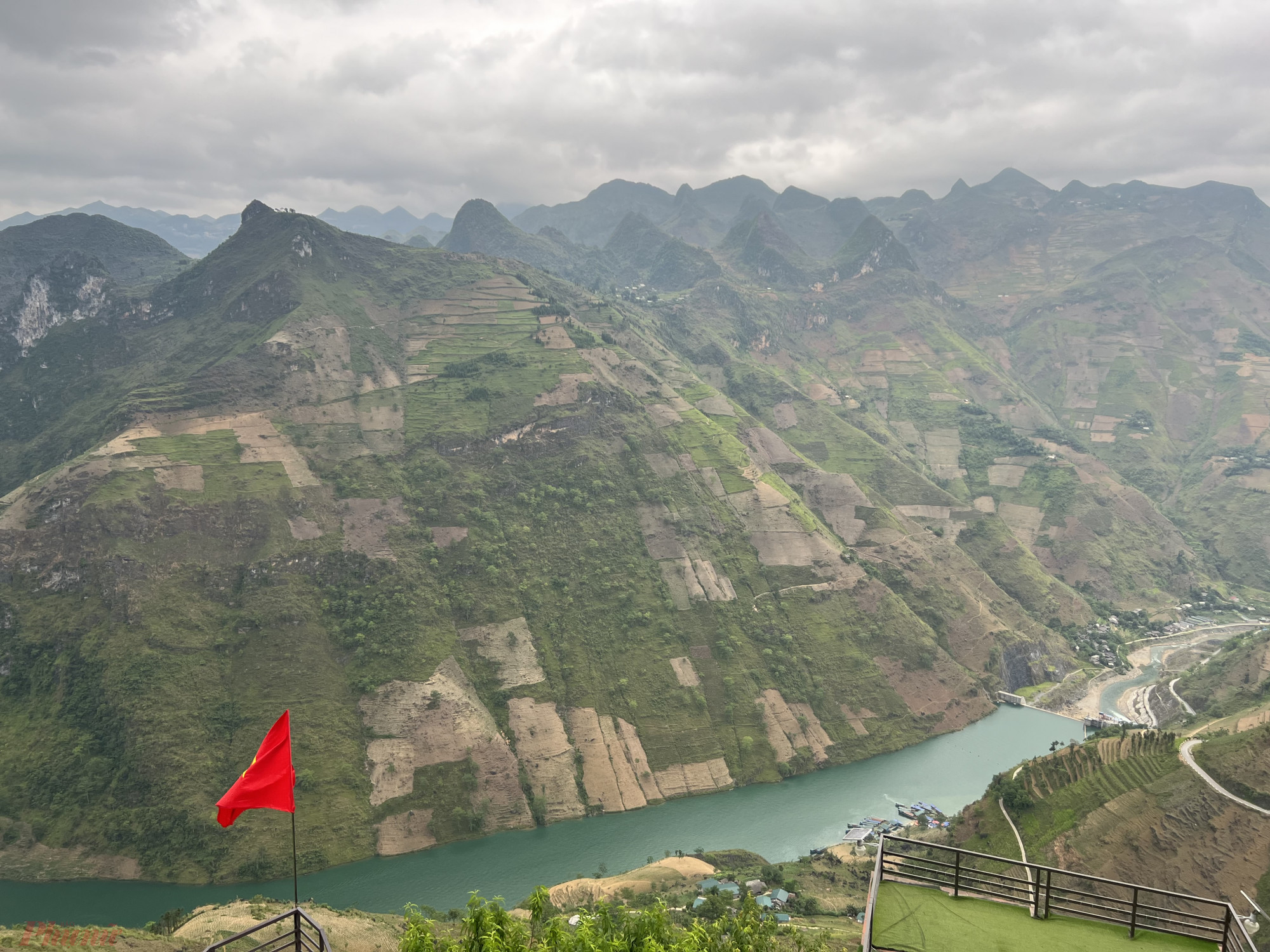 Mỗi cung đường Hà Giang cũng sẽ không làm du khách thất vọng. Từ thiên nhiên thơ mộng đến nét cổ kính của các di tích văn hóa, hòa quyện vào nhau tạo nên vẻ đẹp đa dạng. Ngao du trên đỉnh đèo Mã Pí Lèng ngắm mây trời bồng bềnh, du khách sẽ thấy thấp thoáng những thửa ruộng bậc thang xanh rì ẩn hiện trong sương mờ. Nhìn xuống hẻm Tu Sản ngắm dòng sông Nho Quế xanh biếc lững lờ trôi