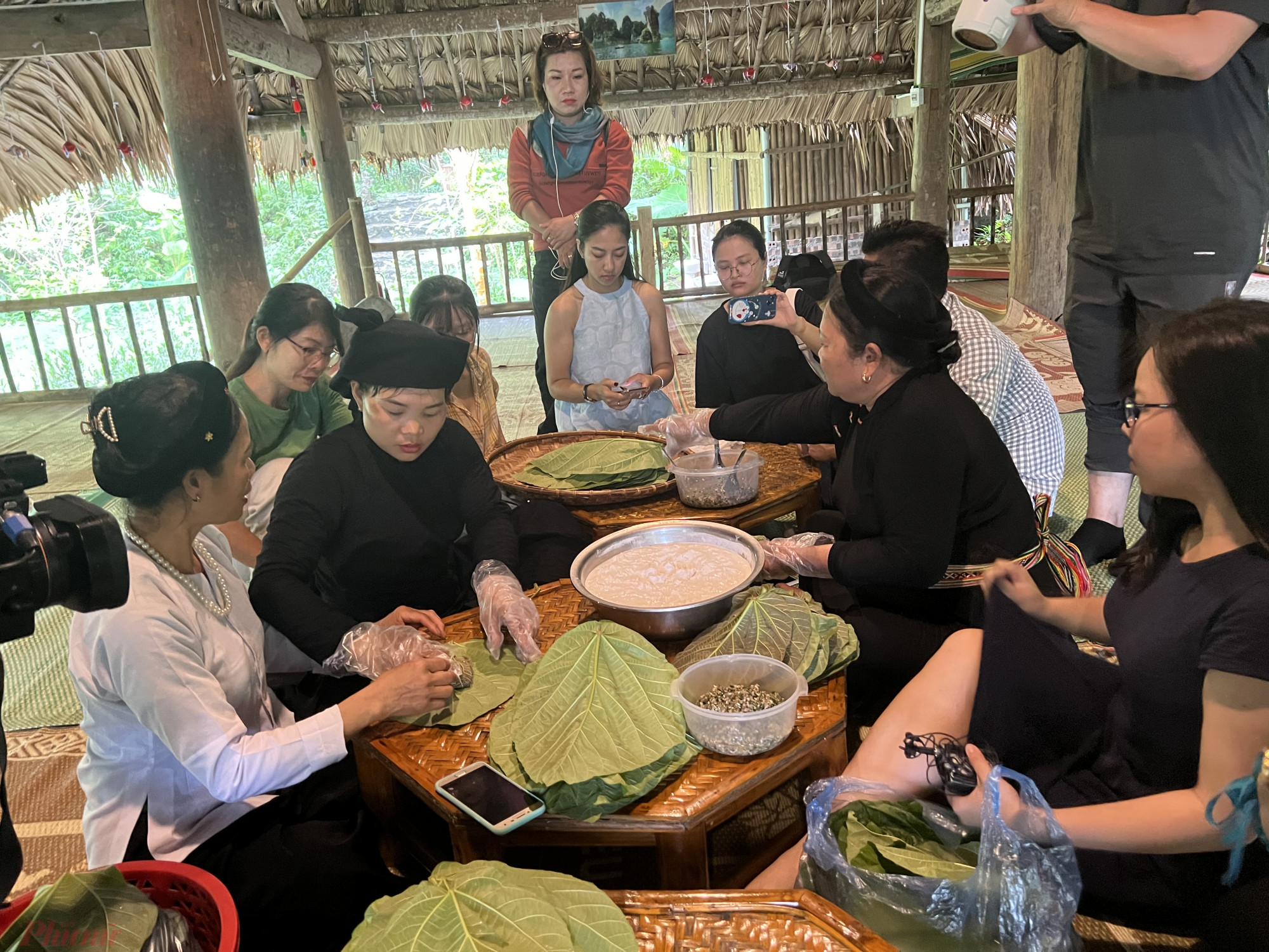 Đến Lâm Bình - Na Hang (Tuyên Quang) du khách tham quan và khám phá các hoạt động trải nghiệm văn hóa cùng người dân tộc Tày, Dao tại Lâm Bình. Trải nghiệm làm bánh dày/ bánh trứng kiến tùy mùa cùng người dân địa phương + Check in vườn hoa Nặm Đip, xem mô hình nấu rượu men lá truyền thống.