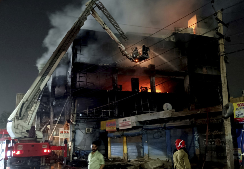 Lực lượng cứu hỏa cố gắng dập lửa trong một tòa nhà bốn tầng, ở New Delhi, Ấn Độ