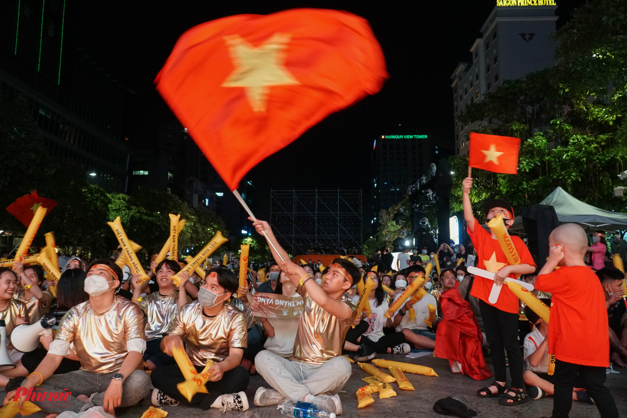 Hàng nghìn cổ động viên đã nhiệt tình vổ vũ cho U.23 Việt Nam tại phố đi bộ Nguyễn Huệ