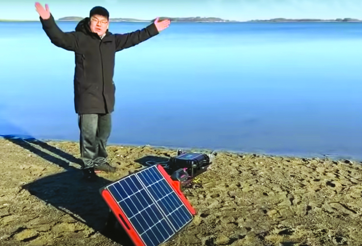 Ông Jongyoon Han đang giới thiệu về thiết bị của mình tại bờ biển (ảnh cắt từ video)