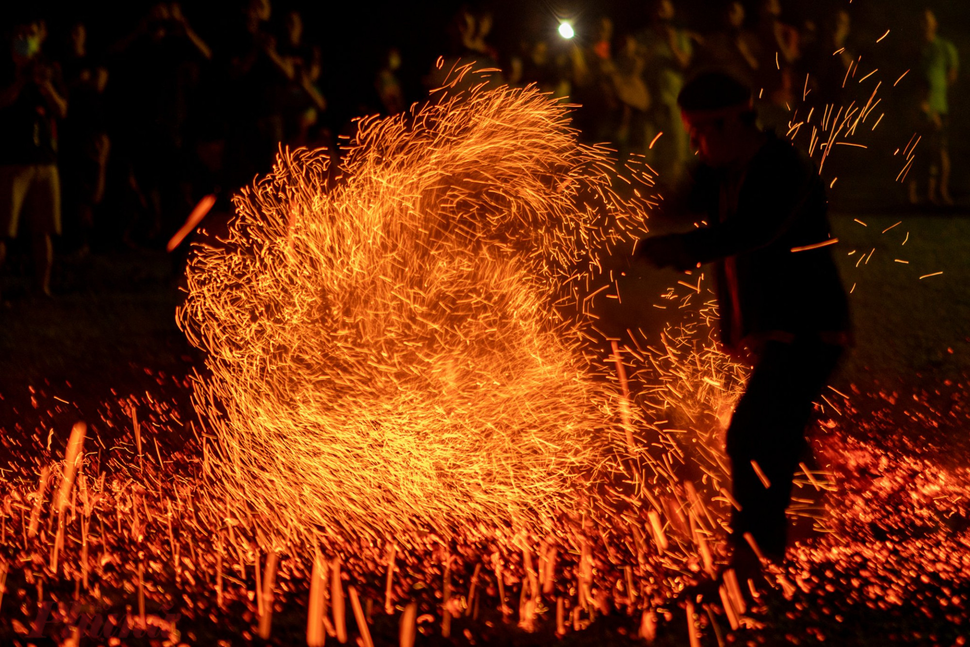 Cảnh nhảy lửa của người dân tộc Pà Thẻn.