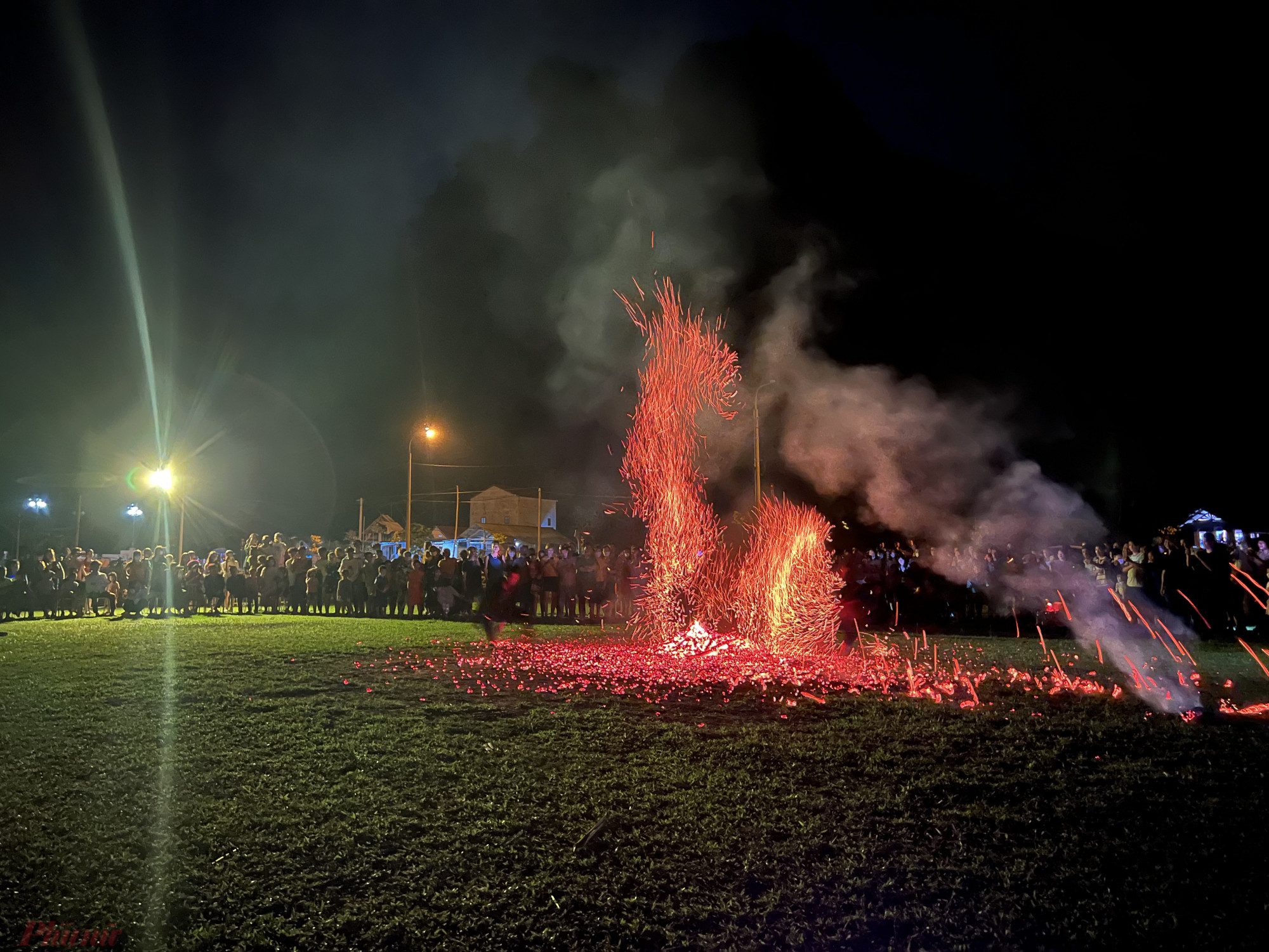 Rất đông người dân đứng xa, bao quanh để tận mắt xem tục nhảy lửa độc đáo của người dân tộc Pà Thẻn.