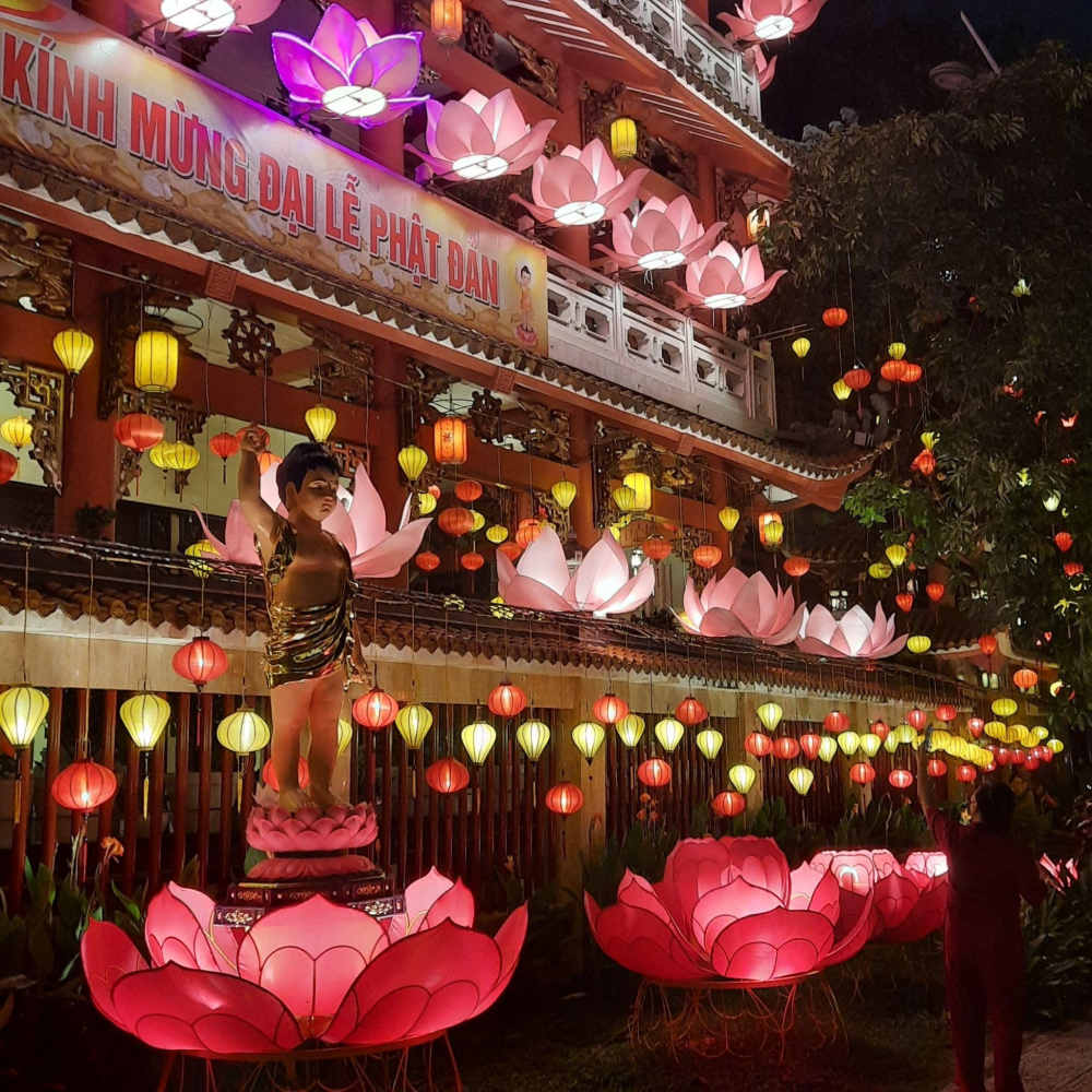 Chùa Pháp Hoa, quận 3 rực rỡ trong ánh đèn mừng đại lễ Phật đản