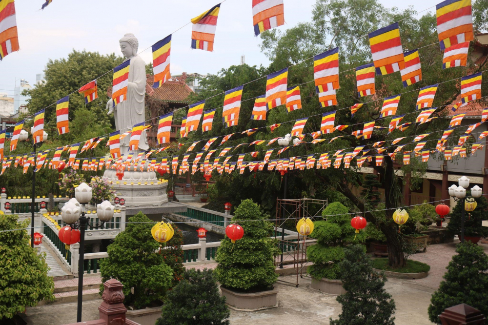   Khuôn viên chùa Huệ Nghiêm, quận Bình Tân treo cờ ngũ sắc và lồng đèn sặc sỡ đón mừng Khánh đản Đức Phật