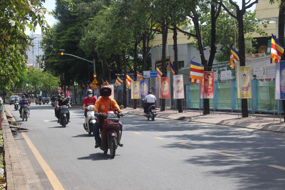 Đường Trường Sa rực rỡ sắc màu với cờ ngũ sắc và biển mừng lễ Phật đản