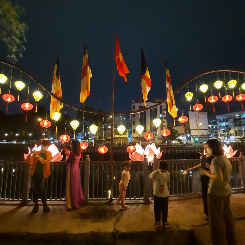 Người dân vui vẻ, hân hoan trong không khí lễ hội Phật Đản sau hai năm phải mừng lễ tại gia (Chùa Pháp Hoa, quận 3)