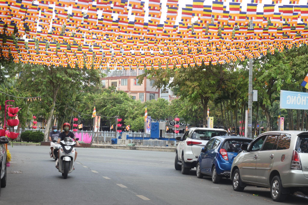 Quan Âm Tu Viện, quận Phú Nhuận treo cờ Phật dọc khắp đường Hoa Phượng