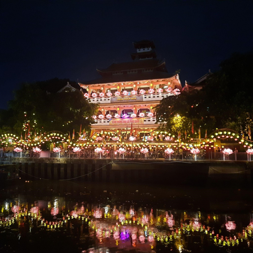 Toàn cảnh lung linh của chùa Pháp Hoa, quận 3 vào buổi đêm