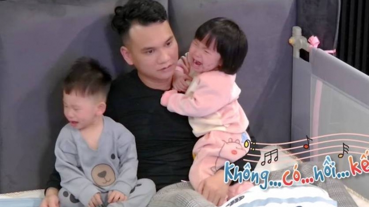 Khắc Việt vất vả loay hoay với hai bé sinh đôi Dừa và Đ Đủ