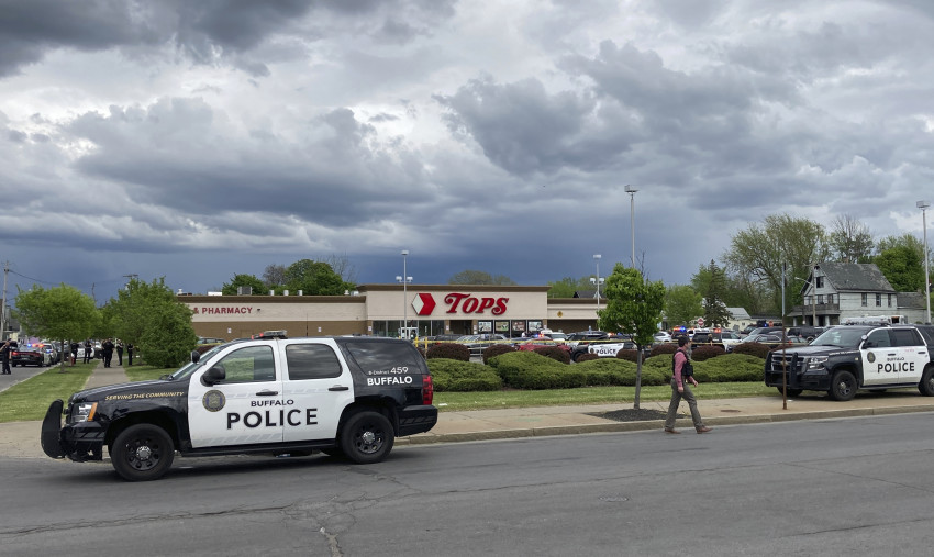 Hiện trường vụ xả súng kinh hoàng tại siêu thị ở Buffalo, New York.