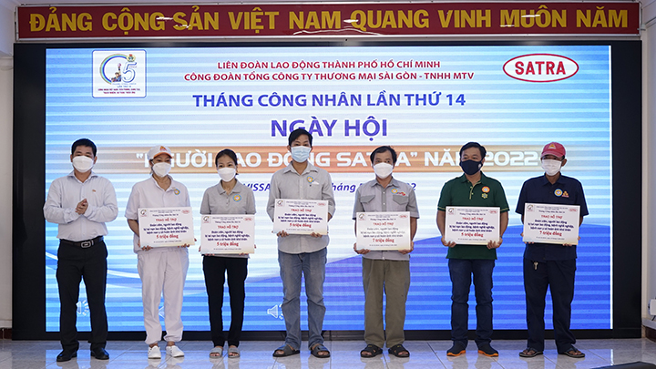 Ông Lâm Quốc Thanh - Phó bí thư Đảng ủy, Tổng giám đốc SATRA (ngoài cùng bên trái) trao quà cho người lao động tại Ngày hội người lao động Satra năm 2022 - Ảnh: PTT