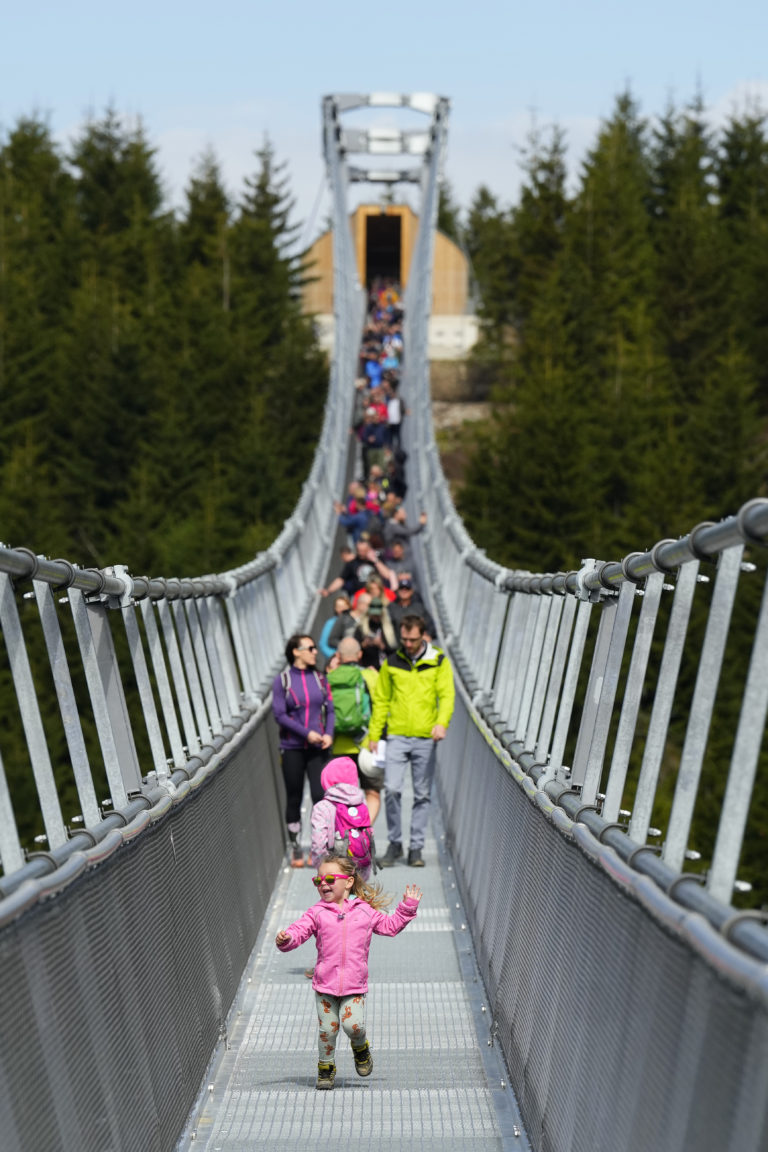 Du khách thích thú check-in cầu treo dài nhất thế giới