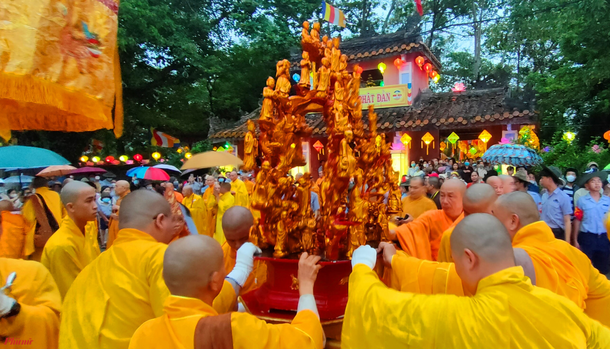 Tiếp theo đó, đoàn cung nghinh cung thỉnh kim thân Đức Phật sơ sinh từ lễ đài qua cổng tam quan chùa Diệu Đế trước khi thỉnh kim thân Đức Phật sơ sinh tôn trí trên xe hoa.  
