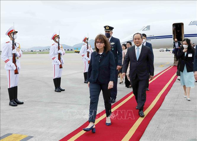 Lễ đón Tổng thống Cộng hòa Hy Lạp Katerina Sakellaropoulou tại Sân bay quốc tế Nội Bài (Hà Nội). Ảnh: An Đăng/TTXVN
