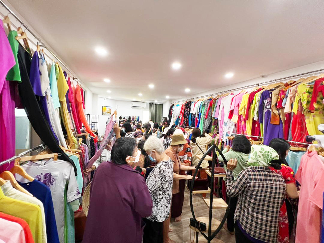 Chị em công nhân, người lao động đến chọn áo dài tại cửa hàng “Áo dài 0 đồng”  của chị Đoàn Thị Nguyệt