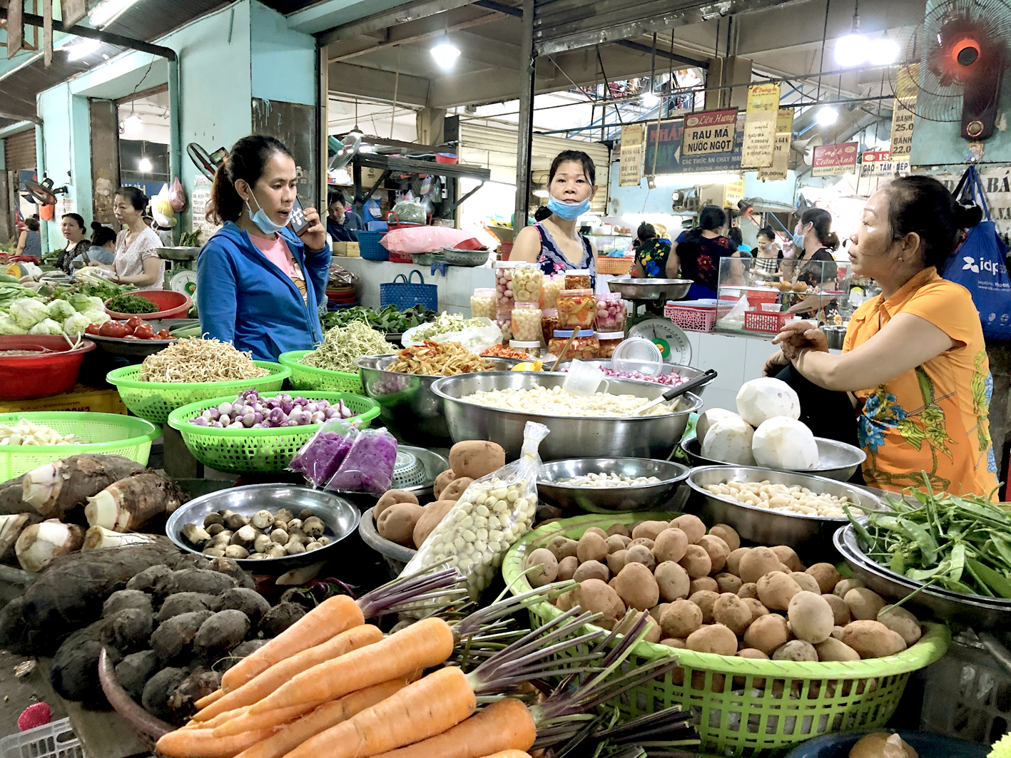 Khách đang mua thực phẩm tại chợ Hòa Hưng (Q.10) - ẢNH: THANH HOA