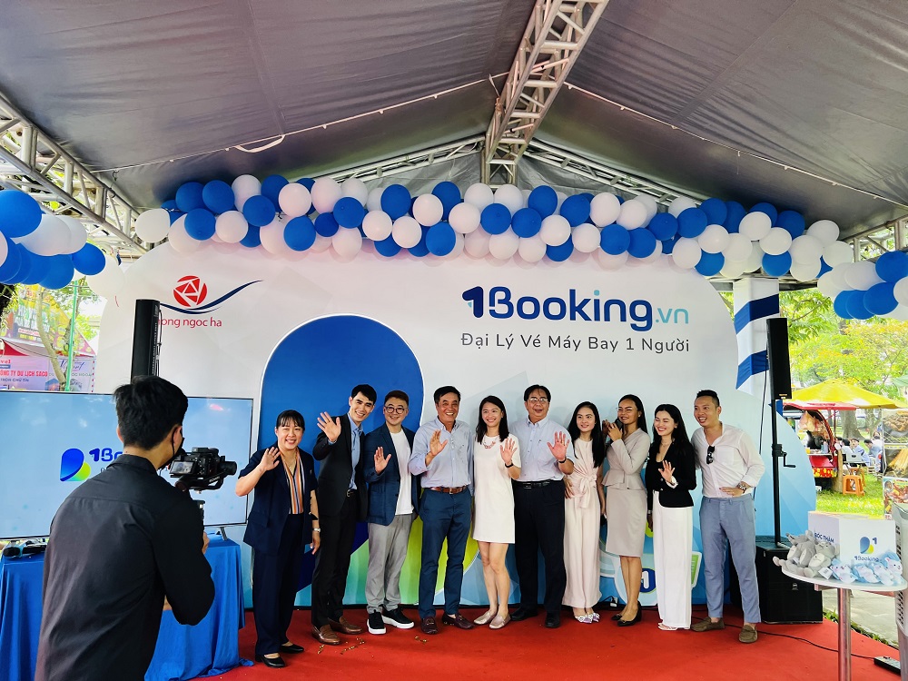 Lễ ra mắt 1Booking.vn của Hồng Ngọc Hà Travel tại Ngày hội Du lịch TPHCM lần thứ 18 - Ảnh: Hồng Ngọc Hà Travel