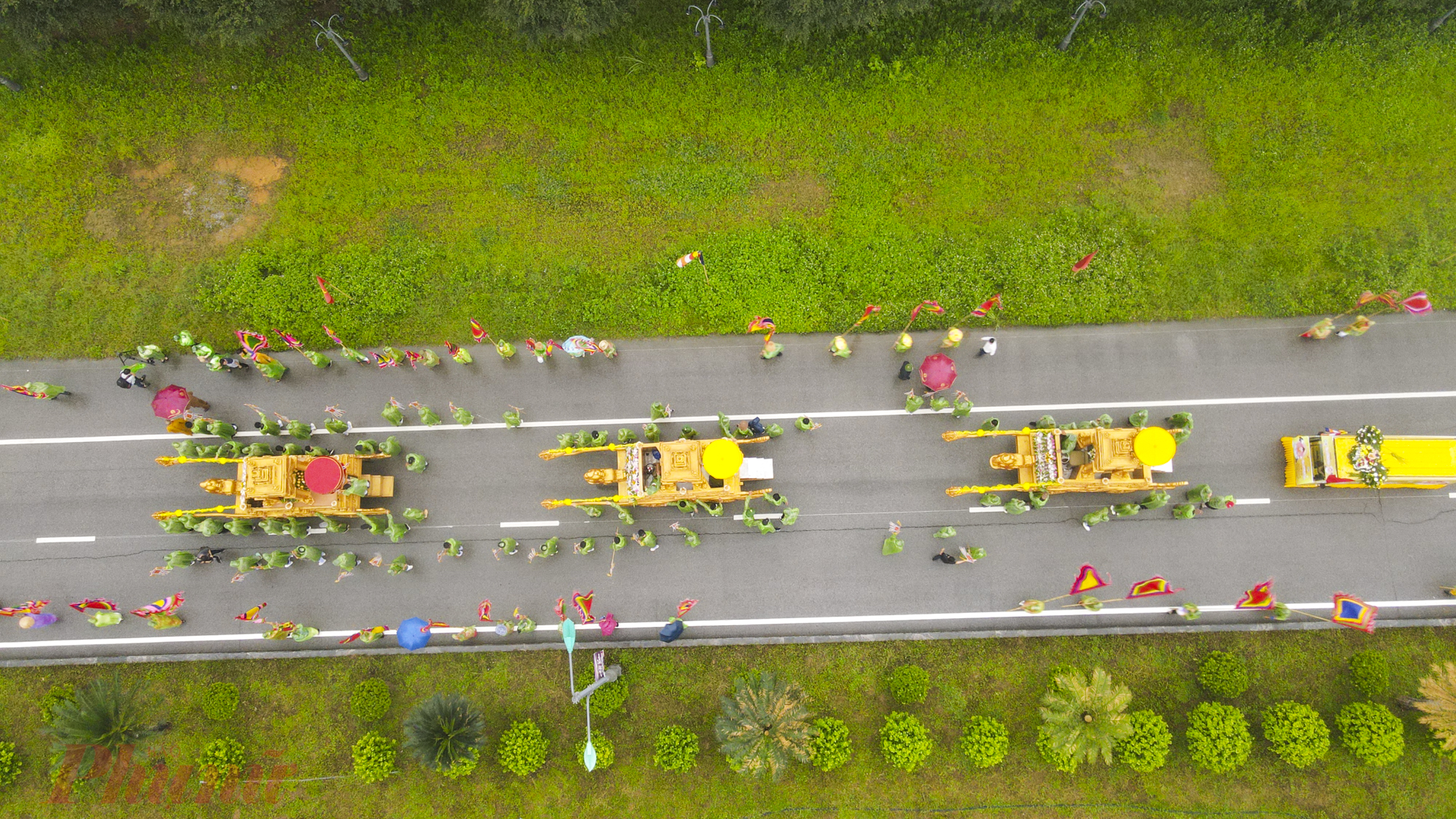 3 xe hoa nối tiếp nhau bao gồm: xe chở xá lợi Phật, xe chở pháp (mộc kinh) và xe chở tăng (di ảnh) của cụ Nguyễn Minh Không.
